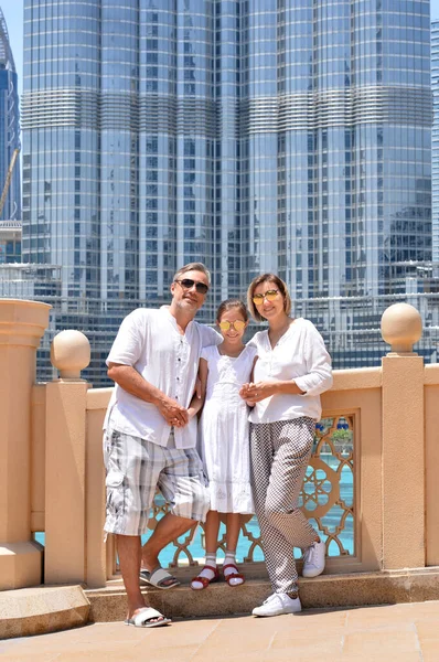 Glückliche Junge Familie Posiert Der Stadt — Stockfoto