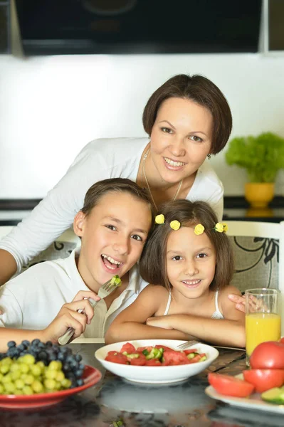 Cute Family Eating Together Kitchen — Stock Photo, Image