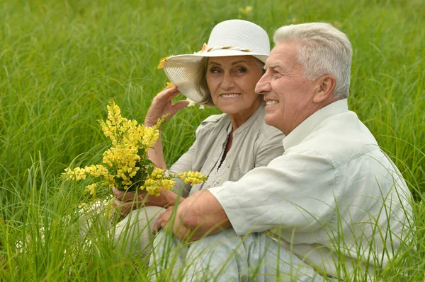 Glückliches Seniorenpaar Mit Blumen — Stockfoto