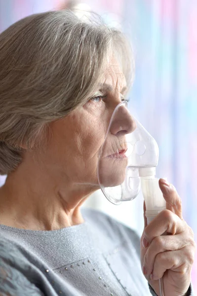 Retrato Una Anciana Con Inhalación Gripe — Foto de Stock
