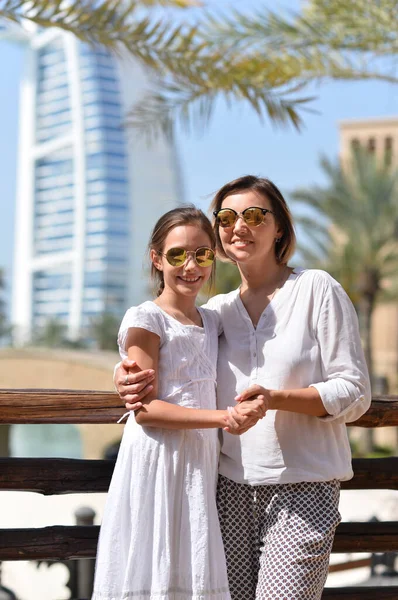 Happy Mother Daughter Posing City — Stock Photo, Image