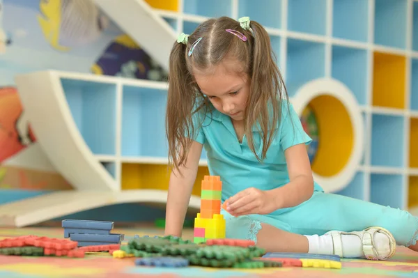 Dziewczynka Bawi Się Kolorowe Bloki Tworzyw Sztucznych — Zdjęcie stockowe