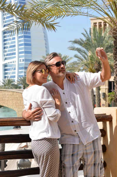 Glückliches Paar Posiert Der Stadt Für Selfie — Stockfoto