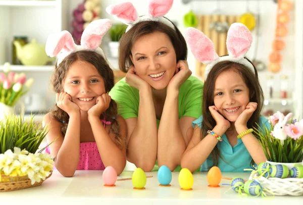 Mutter Mit Mädchen Die Hasenohren Tragen Und Ostereier Verzieren — Stockfoto