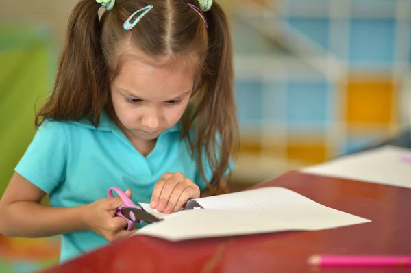 Nettes Kleines Mädchen Schneidet Papier — Stockfoto