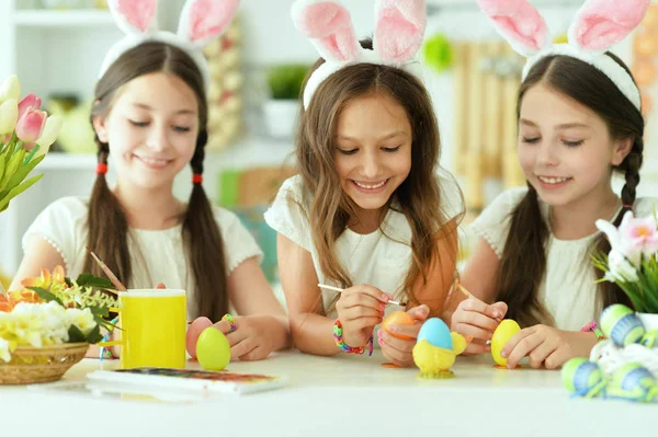 Leuke Meisjes Dragen Konijn Oren Versieren Van Paaseieren — Stockfoto