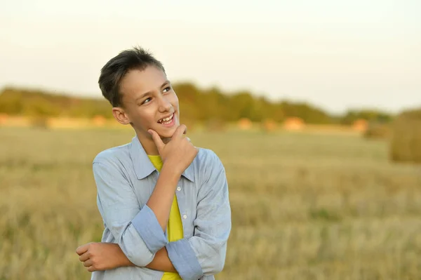 Glücklicher Junge Auf Dem Feld Genießt Die Natur — Stockfoto