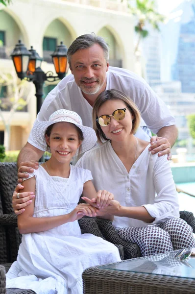 Happy Family Posing City — Stock Photo, Image