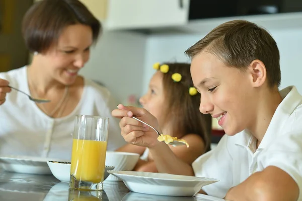 Linda Familia Comiendo Juntos Cocina —  Fotos de Stock