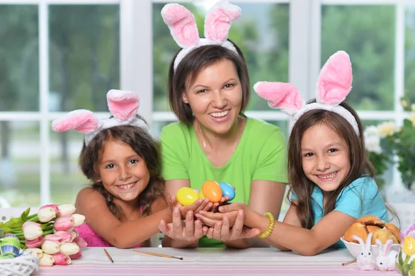 Moeder Met Zusjes Konijnenoren Die Paaseieren Versieren — Stockfoto