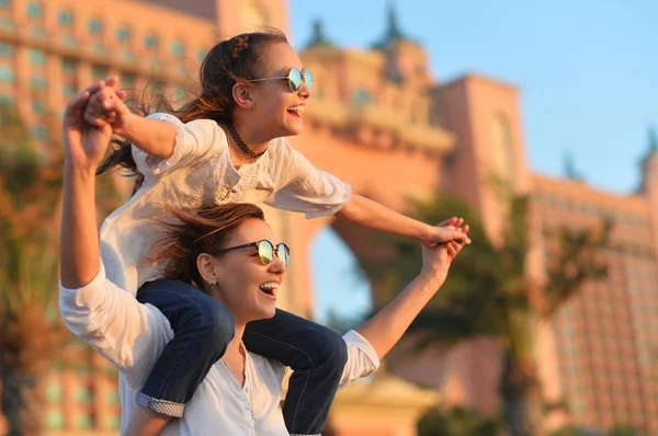 Šťastná Matka Dává Dceru Piggyback Jízda — Stock fotografie