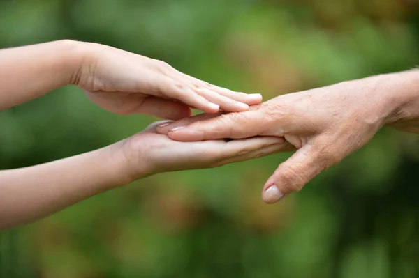 Enkelin Und Großmutter Halten Händchen — Stockfoto