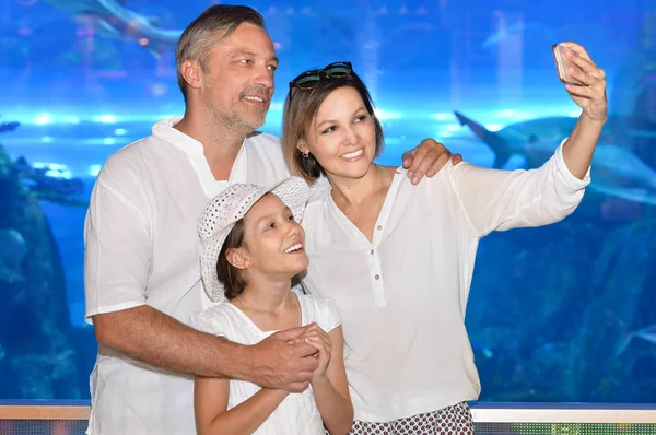 Happy Family Posing Aquarium Taking Selfie — Stock Photo, Image