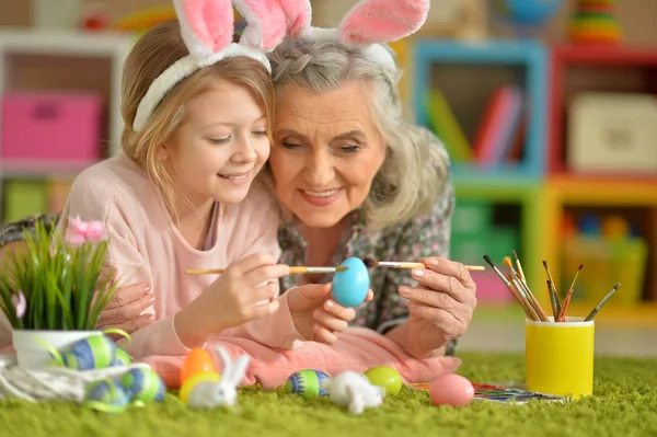 Senior Oma Kleindochter Met Paaseieren — Stockfoto