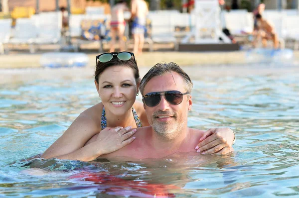 Famille Heureuse Détendre Dans Piscine — Photo