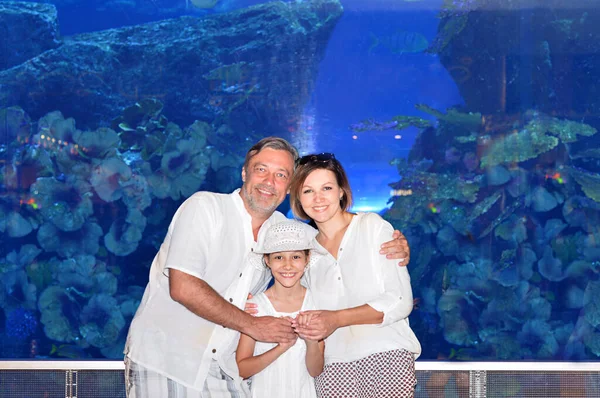 Glückliche Familie Posiert Aquarium — Stockfoto