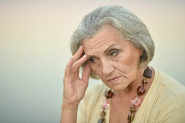 Trieste Attente Oudere Vrouw Het Park — Stockfoto