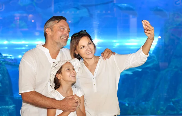 Šťastná Rodina Pózuje Akváriu Přičemž Selfie — Stock fotografie