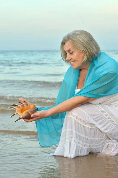 Porträt Einer Glücklichen Älteren Frau Mit Muschel Strand — Stockfoto