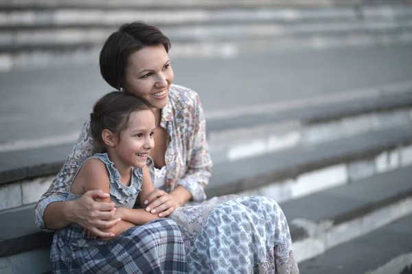 Felice Madre Con Figlia Seduta Gradini — Foto Stock