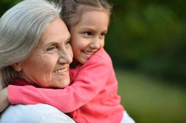 Nonna Con Nipote Nel Parco Estivo — Foto Stock