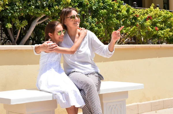 Mãe Feliz Com Filha Posando Cidade — Fotografia de Stock