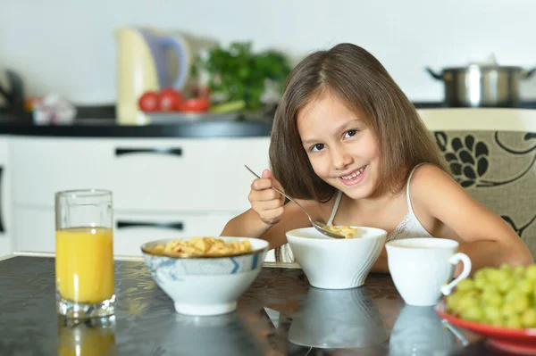 Genç Kız Mutfakta Yemek Yiyor — Stok fotoğraf