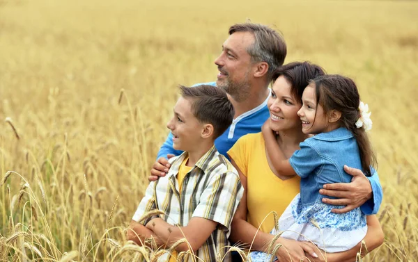 Família Feliz Campo Verão — Fotografia de Stock