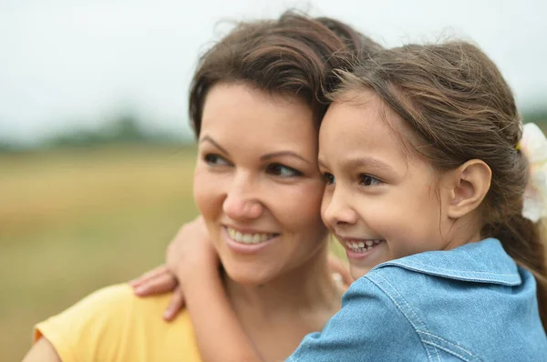 Lycklig Mor Och Dotter Sommarfältet — Stockfoto