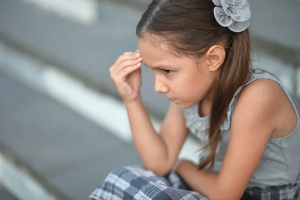 悲伤的小女孩 与头痛 — 图库照片