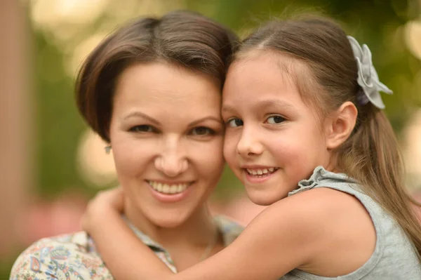 Glückliche Mutter Und Tochter Auf Dem Sommerfeld — Stockfoto