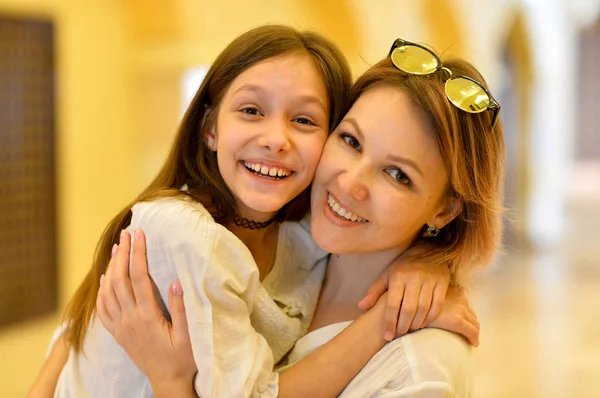 Madre Feliz Con Hija Abrazando — Foto de Stock