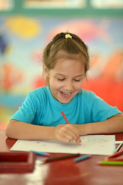 Schattig Glimlachen Meisje Tekening Thuis — Stockfoto