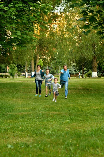 Mutlu Ebeveynler Çocuklar Koşuyor — Stok fotoğraf