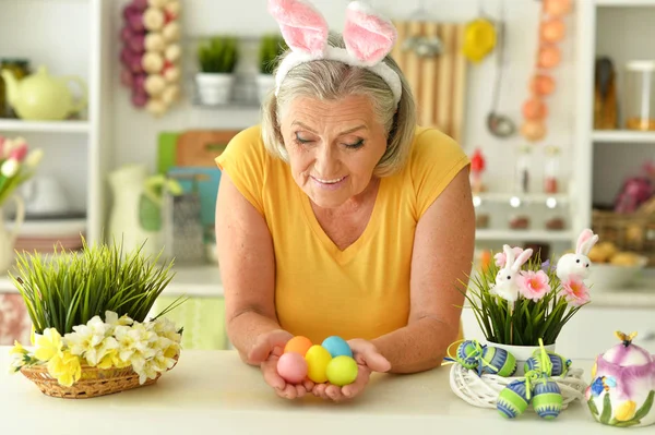 Gelukkig Senior Vrouw Dragen Konijn Oren Voorbereiding Naar Pasen — Stockfoto