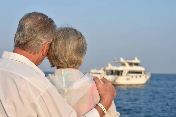 Couple Âgé Assis Sur Rocher Recherche Une Mer — Photo