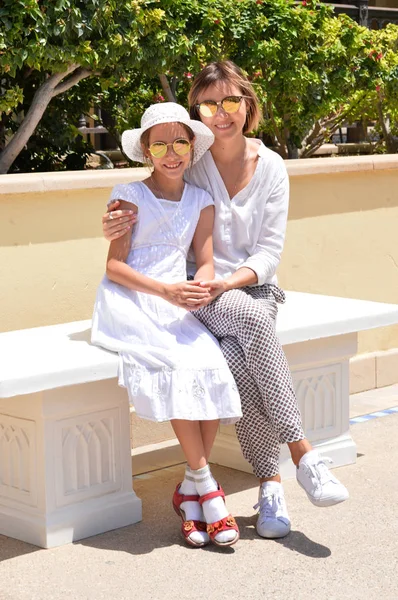 Happy Mother Daughter Sitting Bench — Stock Photo, Image