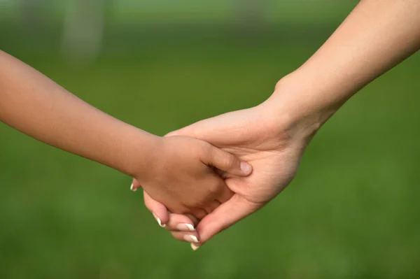 Hija Madre Cogidas Mano —  Fotos de Stock