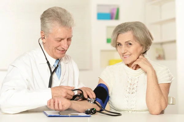 Médico Senior Con Paciente Anciano Consultorio — Foto de Stock
