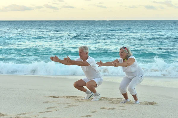 Ajuste Casal Sênior Exercendo Por Mar — Fotografia de Stock