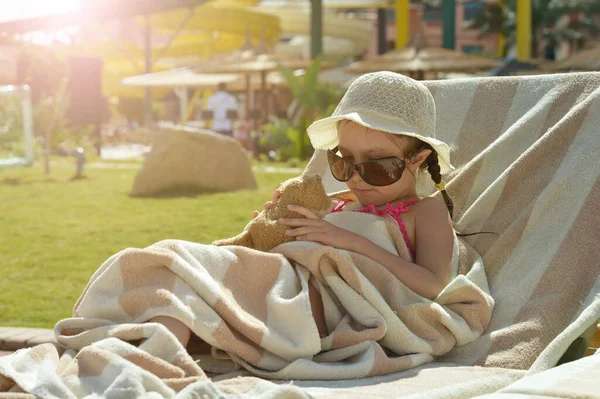 Retrato Menina Sorridente Com Brinquedo Leito Solar — Fotografia de Stock