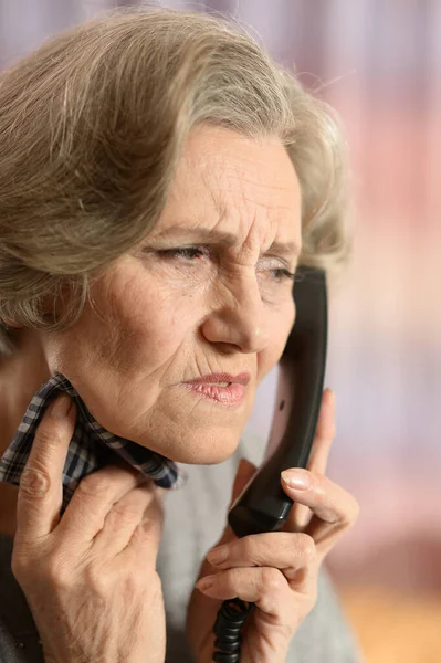 Portret Van Zieke Senior Vrouw Roepende Dokter — Stockfoto