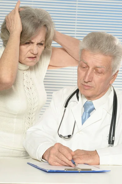 Medico Sesso Femminile Anziano Con Stetoscopio Guardando Distanza — Foto Stock