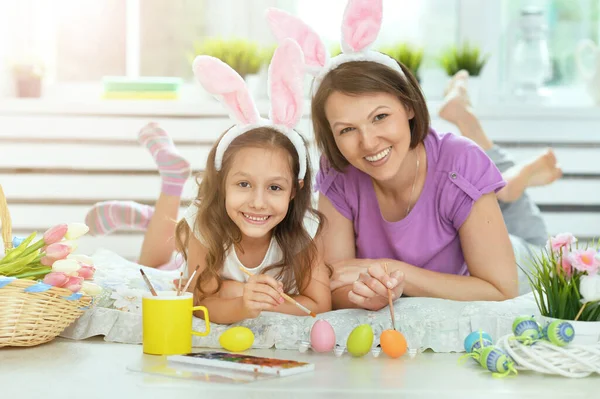 Moeder Met Dochter Draagt Konijnenoren Versieren Paaseieren Thuis — Stockfoto