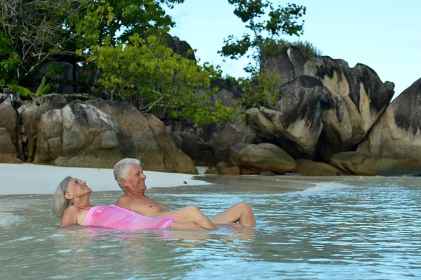 Feliz Casal Idoso Descansando Praia Tropical — Fotografia de Stock