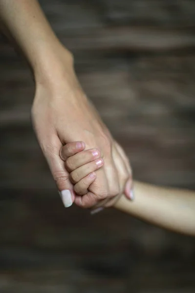 Κόρη Και Μητέρα Κρατιούνται Χέρι Χέρι Από Κοντά — Φωτογραφία Αρχείου