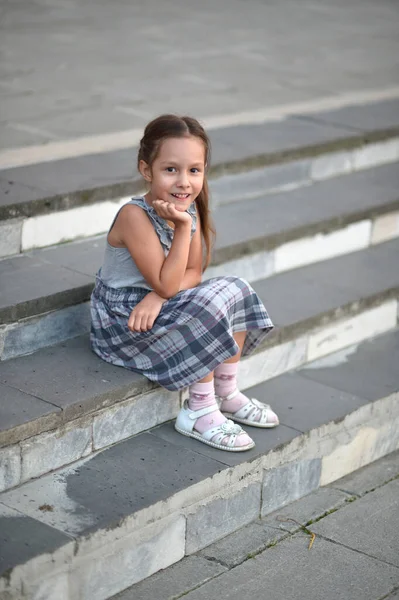 階段の上に座って笑顔の少女の肖像画 — ストック写真