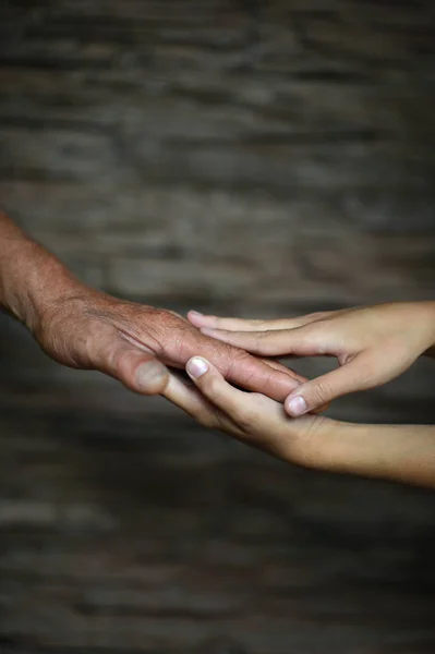 Uomo Che Tiene Mano Della Nipote — Foto Stock