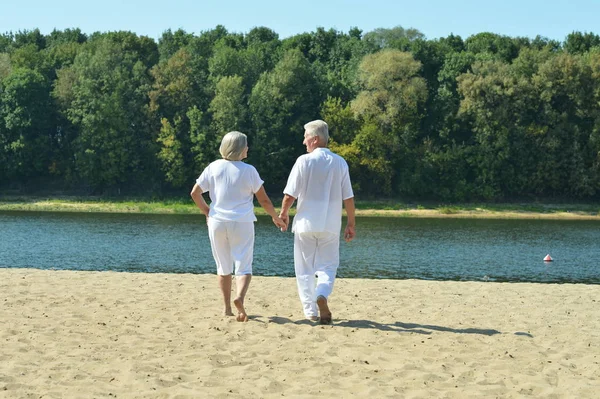 Coppia Anziana Sulla Spiaggia Viaggia Vista Posteriore — Foto Stock