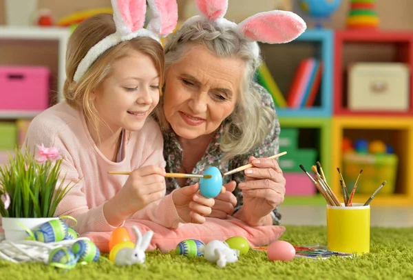 Senior Oma Kleindochter Met Paaseieren — Stockfoto